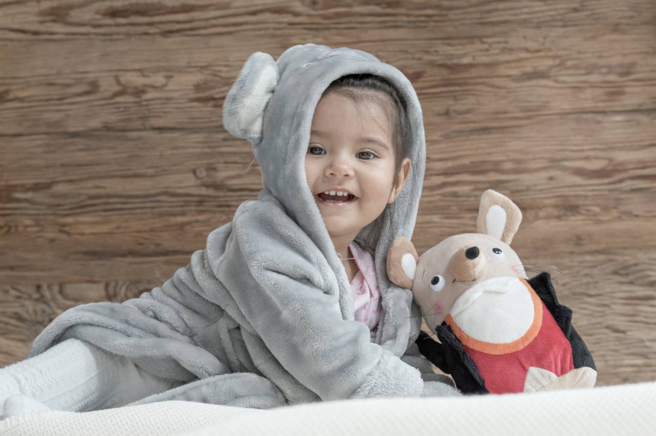 Kleinkind im Bademantel mit Herr Gorfion