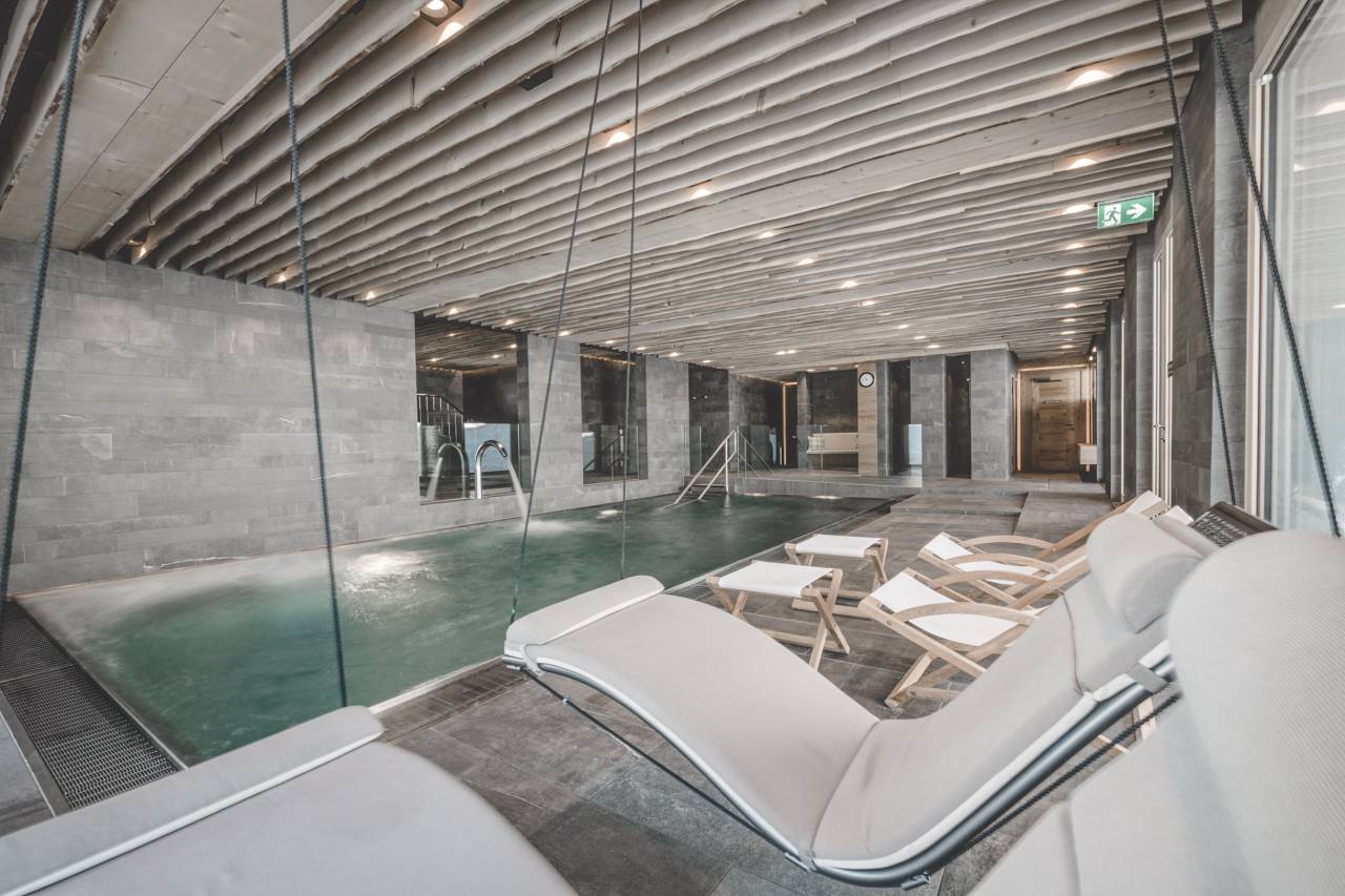 Hallenbad im Wellnessbereich im Familienhotel Gorfion Liechtenstein