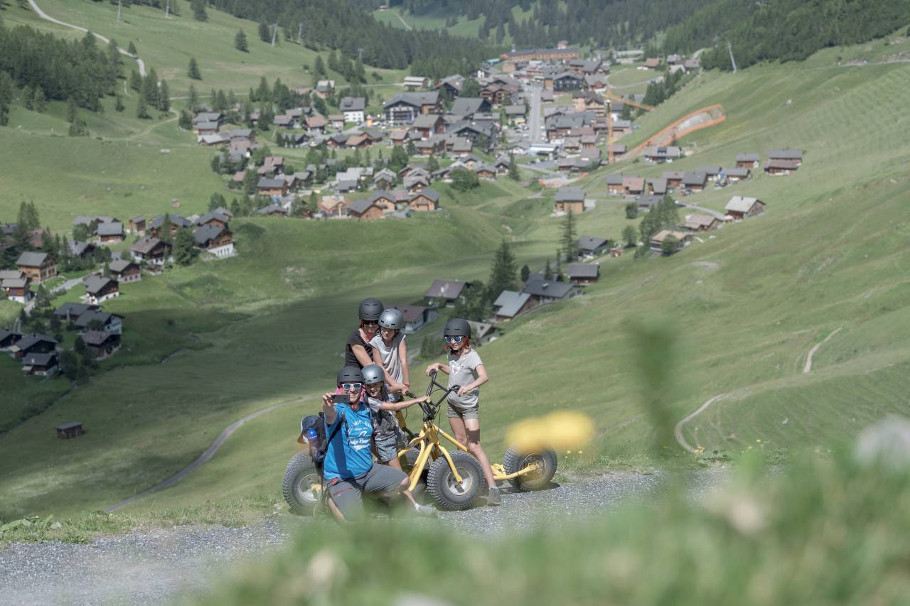 Familie mit Monsterrollern und Ausblick auf Malbun