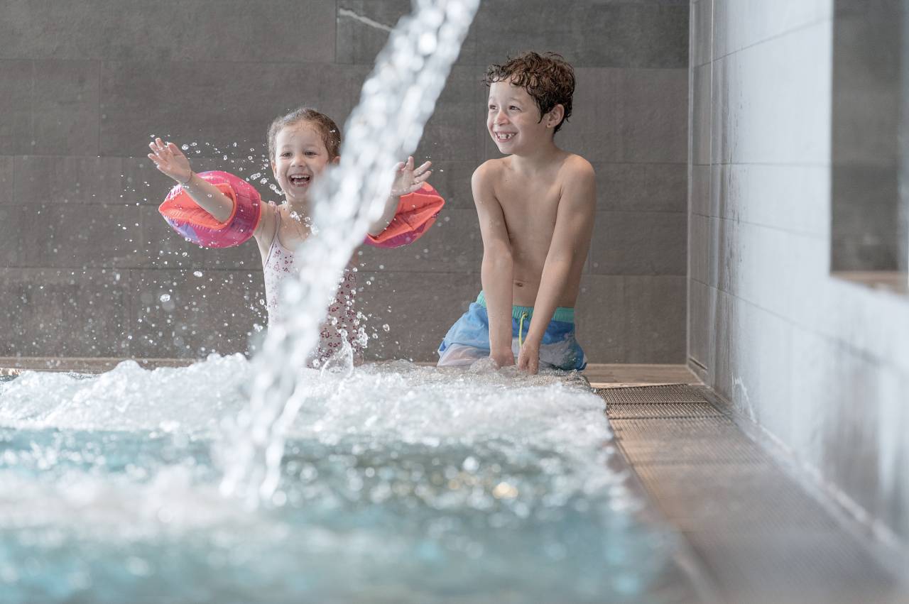 Kinder im Hallenbad Hotel Gorfion