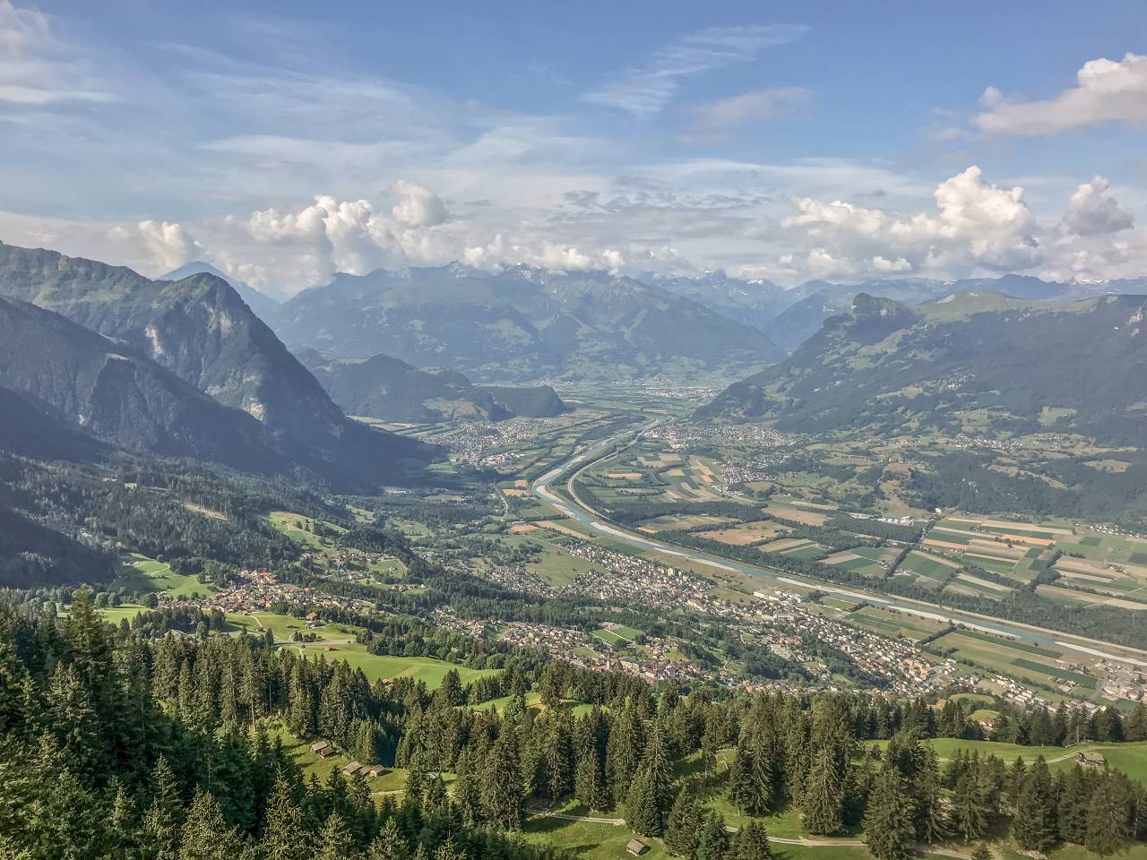 Ausblick auf das Rheintal zwischen Lichtenstein und der Schweiz