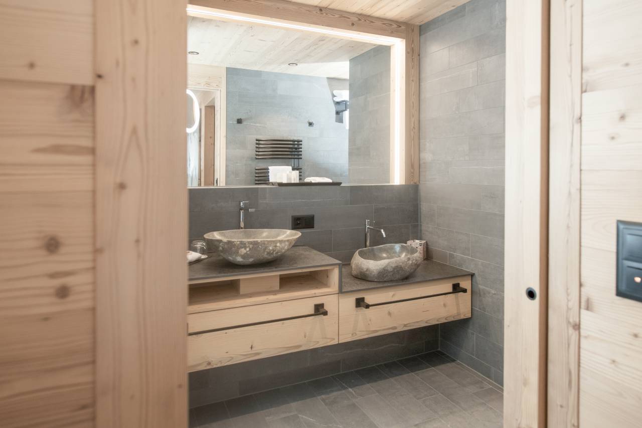 Badezimmer mit Kinderwaschtisch