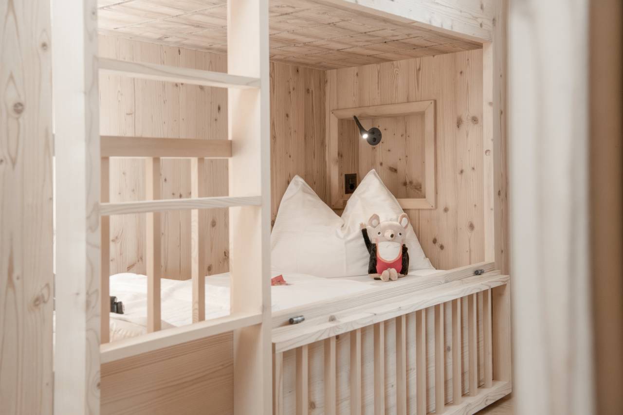 Stockbett mit Kuscheltier Herr Gorfion