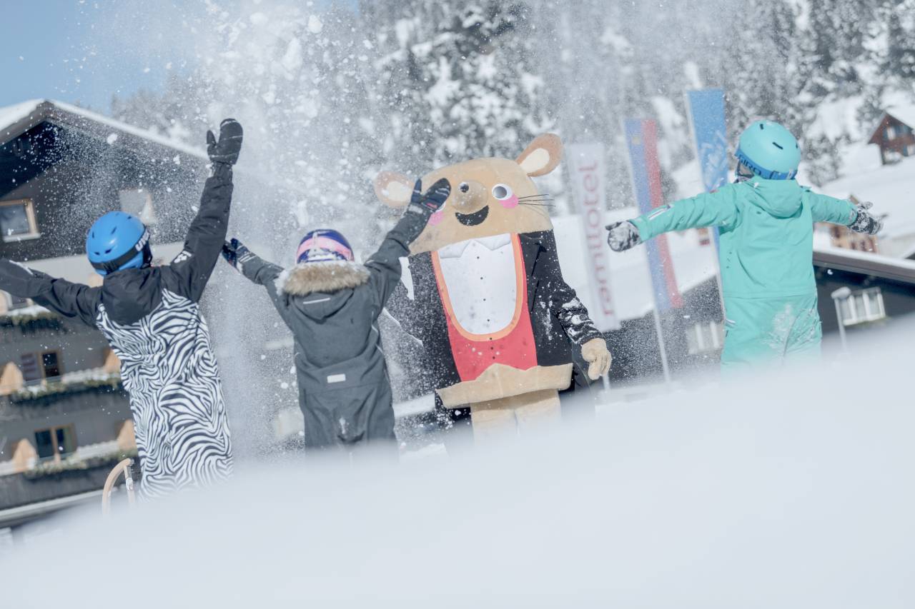 Kinder im Schnee mit Herrn Gorfion