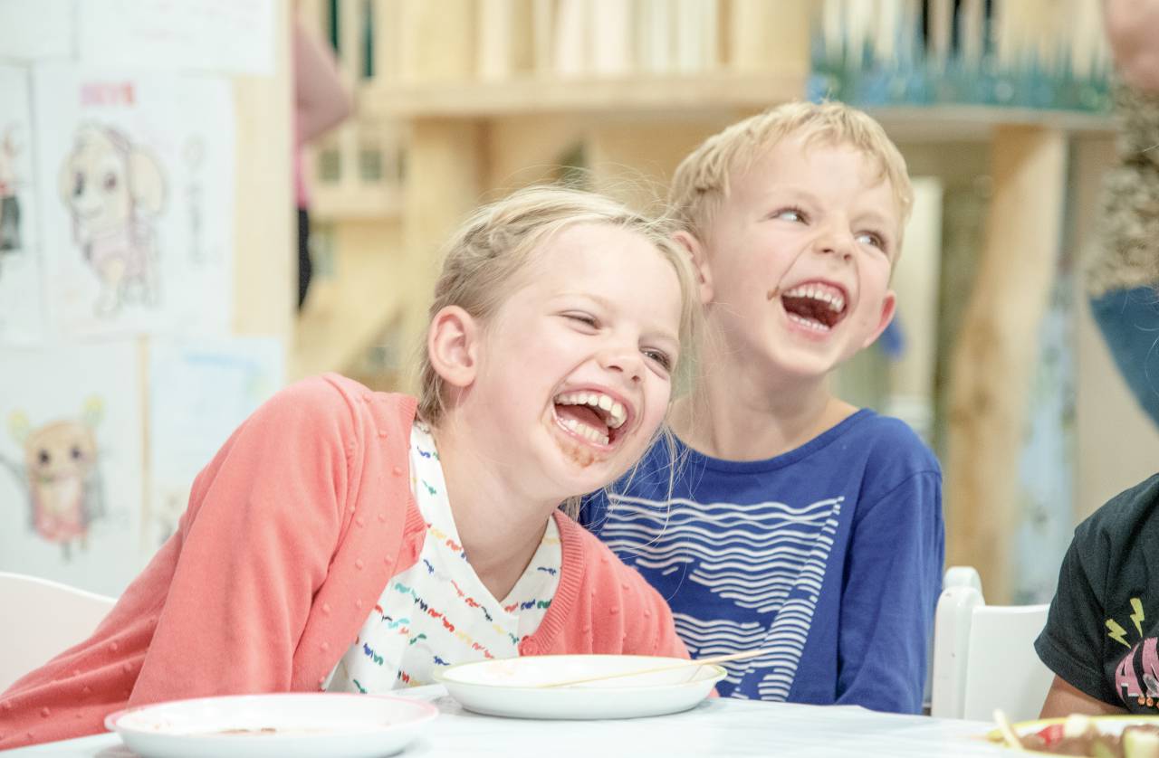 Lachende Kinder bei der Kinderbetreuung im Familienhotel Gorfion Liechtenstein