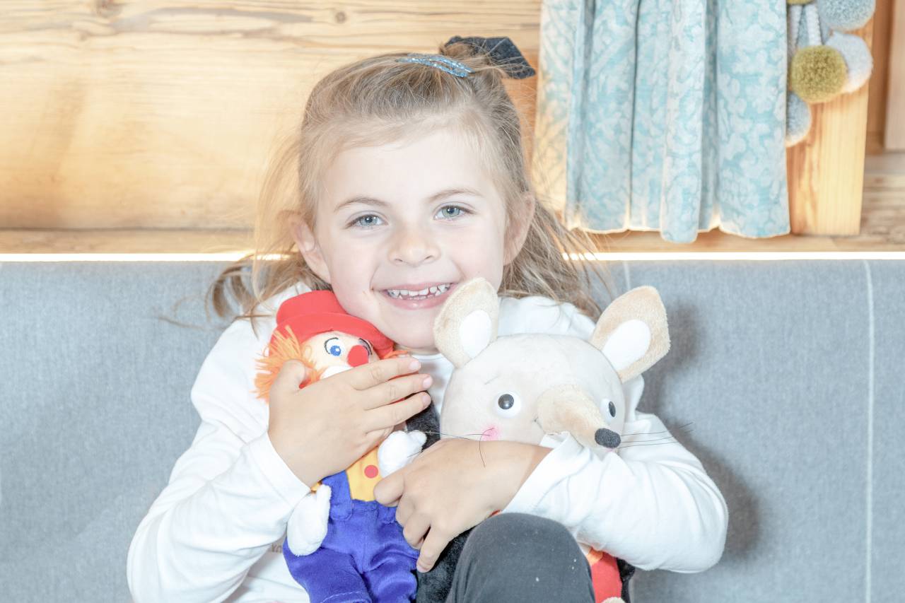 Mädchen mit Kuscheltier Herr Gorfion & Clown