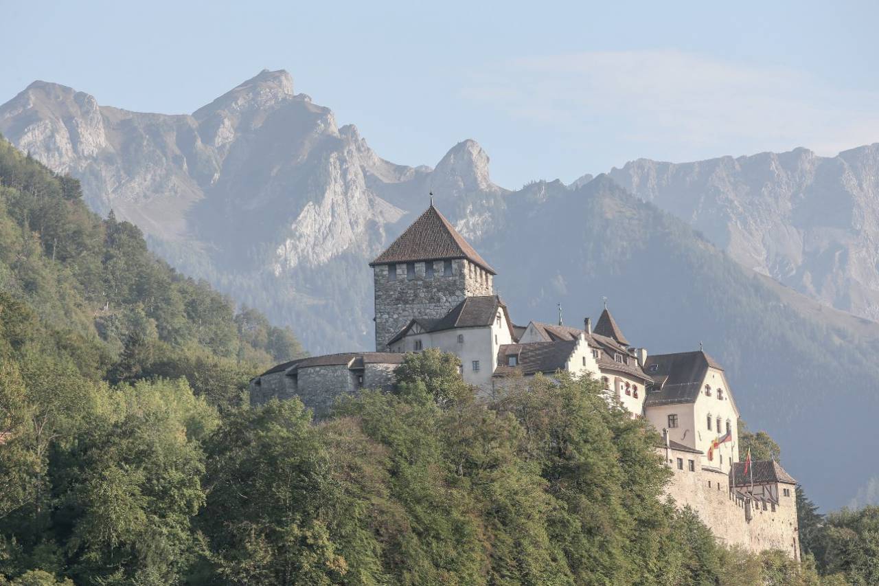 Blick auf das Schloss Vaduz und die Alpen in Liechtenstein