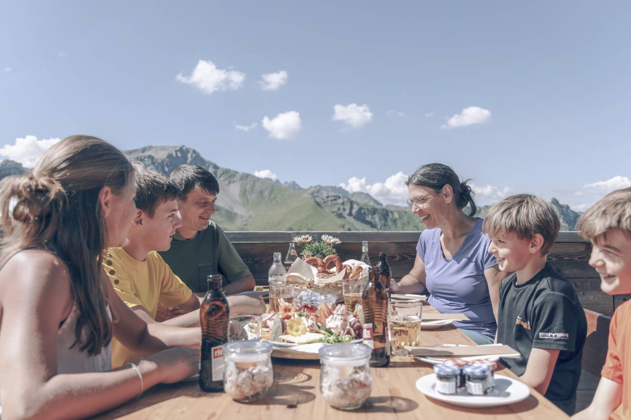 Familie beim Brunch im Bergrestaurant in Liechtenstein