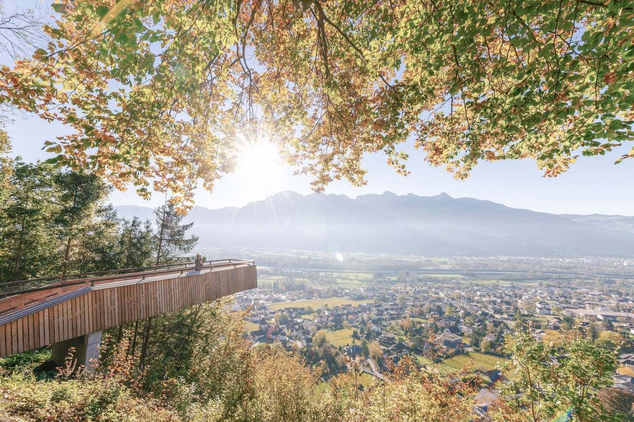 Aussichtspunkt mit Blick auf Vaduz im Herbst