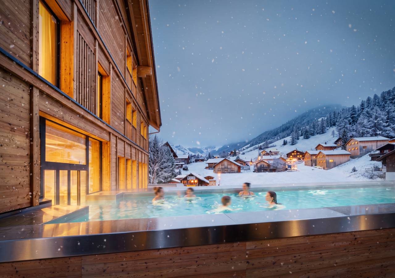 Aussenpool mit Bergblick - Gorfion Familienhotel Liechtenstein