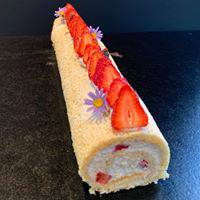 Bisquitroulade zum Muttertag Symbolfoto