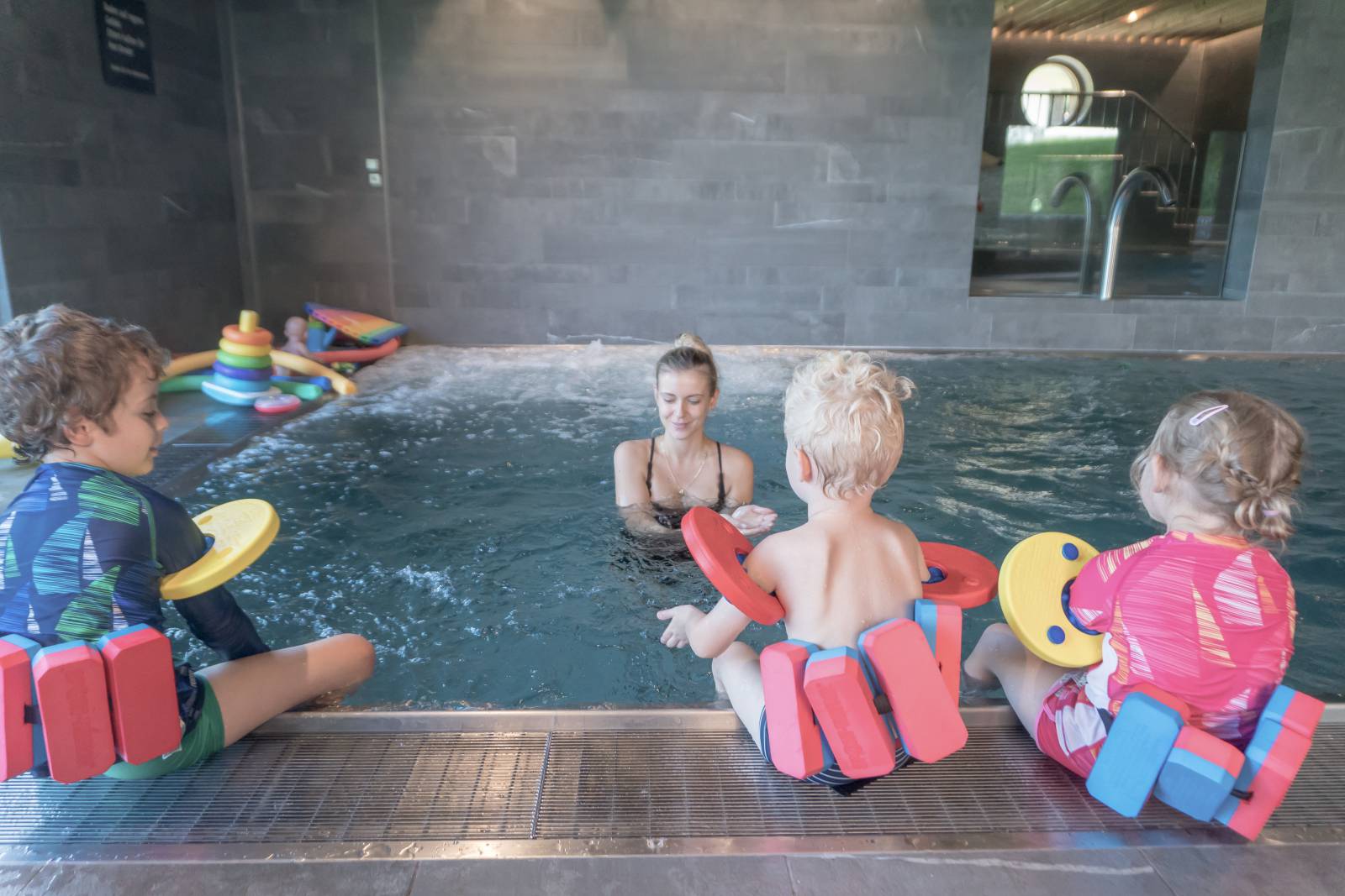 Schwimmen lernen, ganz entspannt Symbolfoto