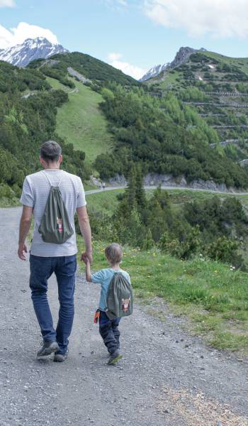 Vater und Sohn beim Wandern in den Malbuner Bergen