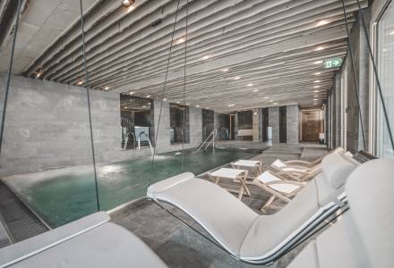 Hallenbad im Wellnessbereich im Familienhotel Gorfion Liechtenstein