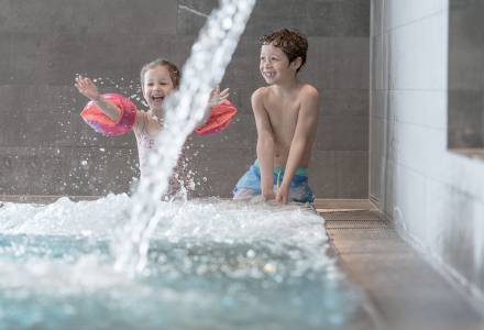 Kinder im Hallenbad Hotel Gorfion