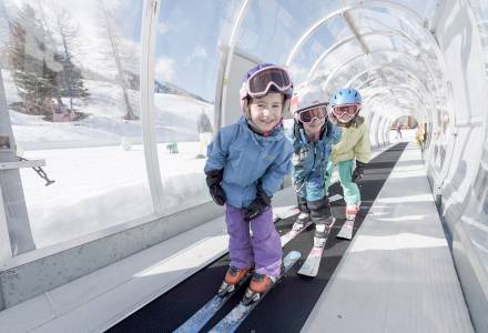Kinder im Förderband-Skilift