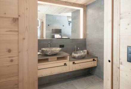 Badezimmer mit Kinderwaschtisch