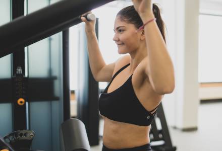 Kraftübungen im Fitnessraum des Familienhotel Gorfion Liechtenstein