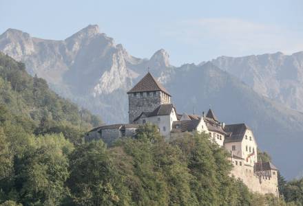 Blick auf das Schloss Vaduz und die Alpen in Liechtenstein