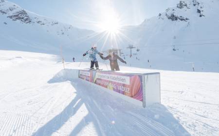 Kind lernt Skifahren im Skigebiet Malbun