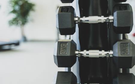 Hanteln im Fitnessraum