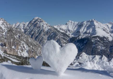 Schneeherzen vor Alpenpanorama