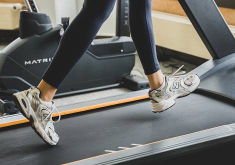 Sport auf dem Laufband im Fitnessstudio