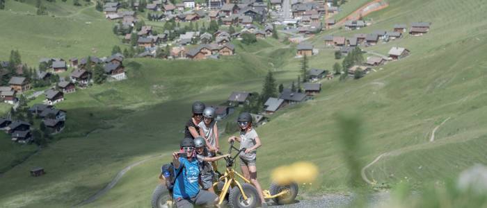 Familie mit Monsterrollern und Ausblick auf Malbun