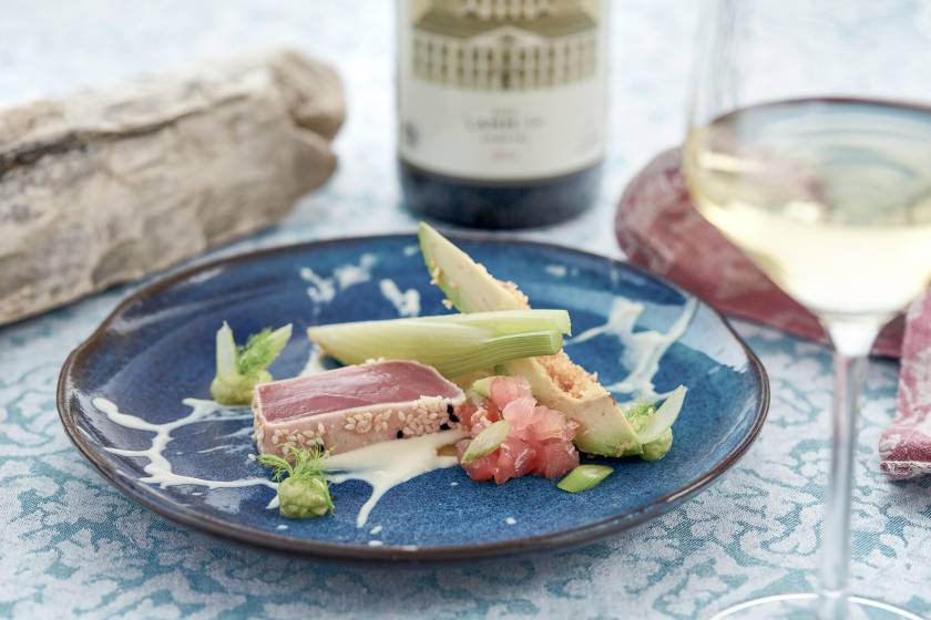 Thunfischfilet und Weißwein im Restaurant des Familienhotel Gorfion Liechtenstein