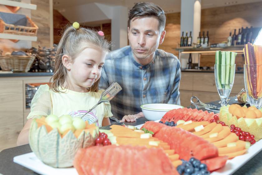 Vater und Tochter am Obstbuffet im Familienhotel Gorfion in Liechtenstein