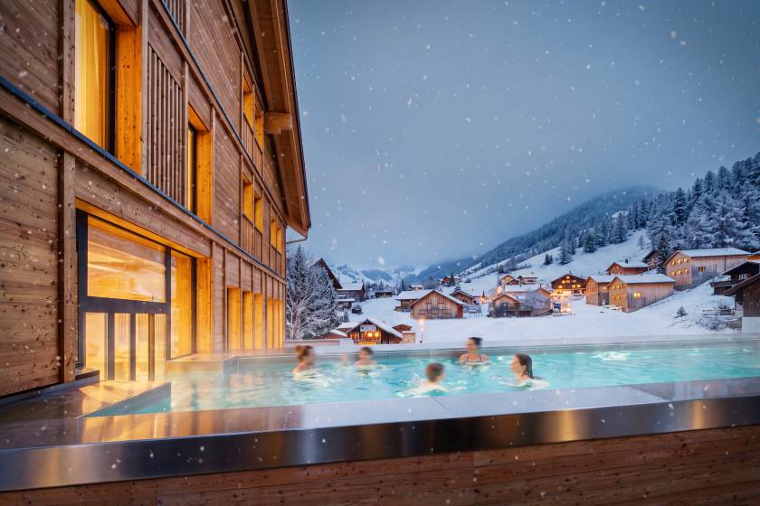 BergPanoramaPool – Schwimmen unter freiem Himmel auf 1600 Meter - Gorfion Familienhotel Liechtenstein