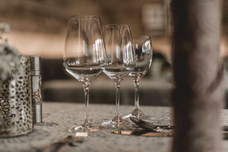 Detailaufnahme Gläser und Dekoration auf gedecktem Tisch