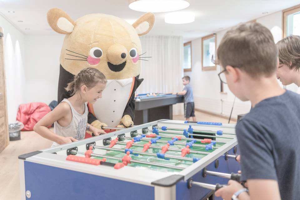 Kinder und Herr Gorfion am Kickertisch im Familienhotel Gorfion Liechtenstein