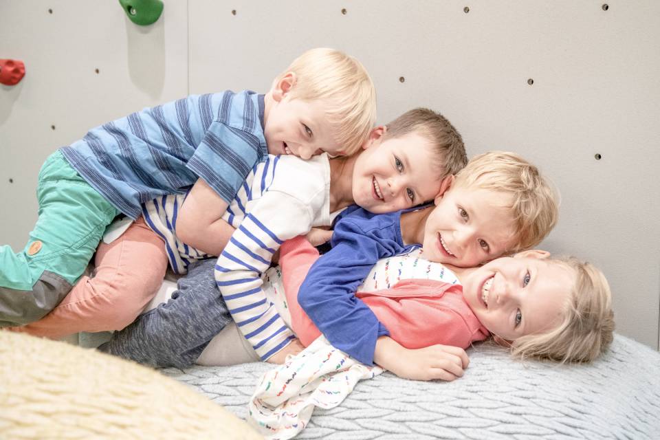 Kinder kuscheln im Kids Club des Familienhotel Gorfion Liechtenstein