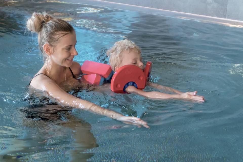 Schwimmen lernen im Urlaub - Gorfion Familienhotel Liechtenstein