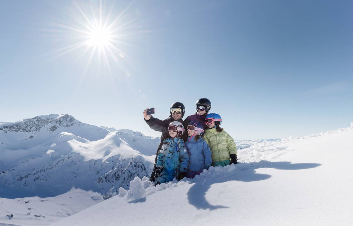 Familie im Schnee in Liechtenstein