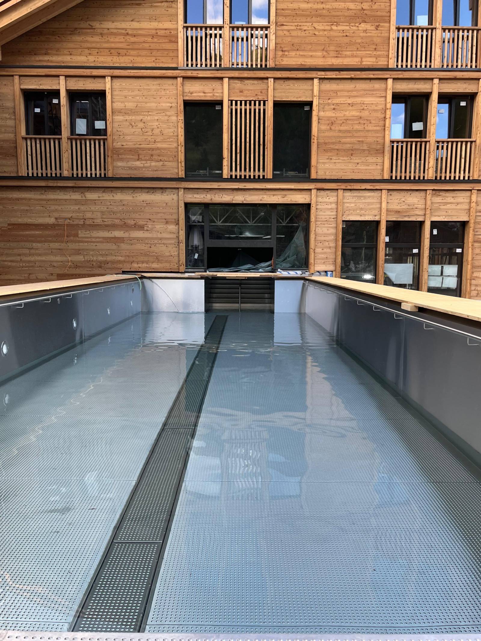 Aussenpool auf 1600 Metern Symbolfoto