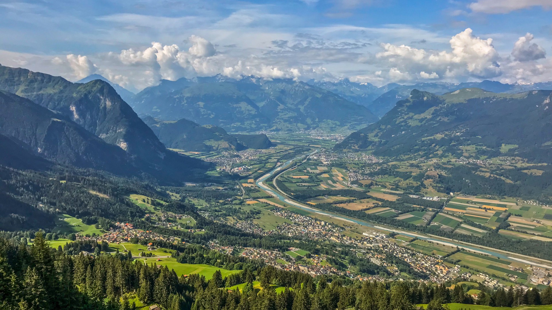 Aussicht auf das Rheintal zwischen Liechtenstein und der Schweiz