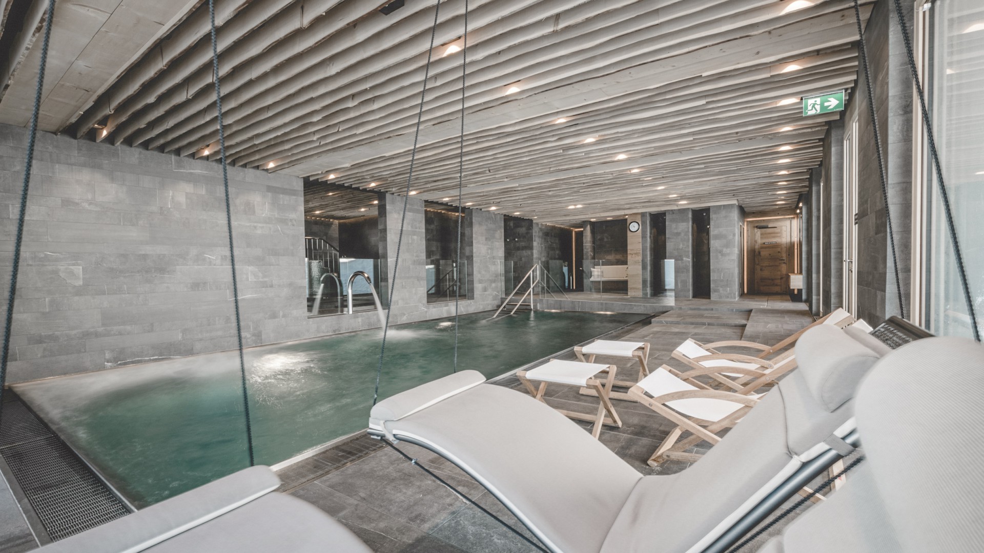 Hallenbad im Wellnessbereich im Familienhotel Gorfion Liechtenstein