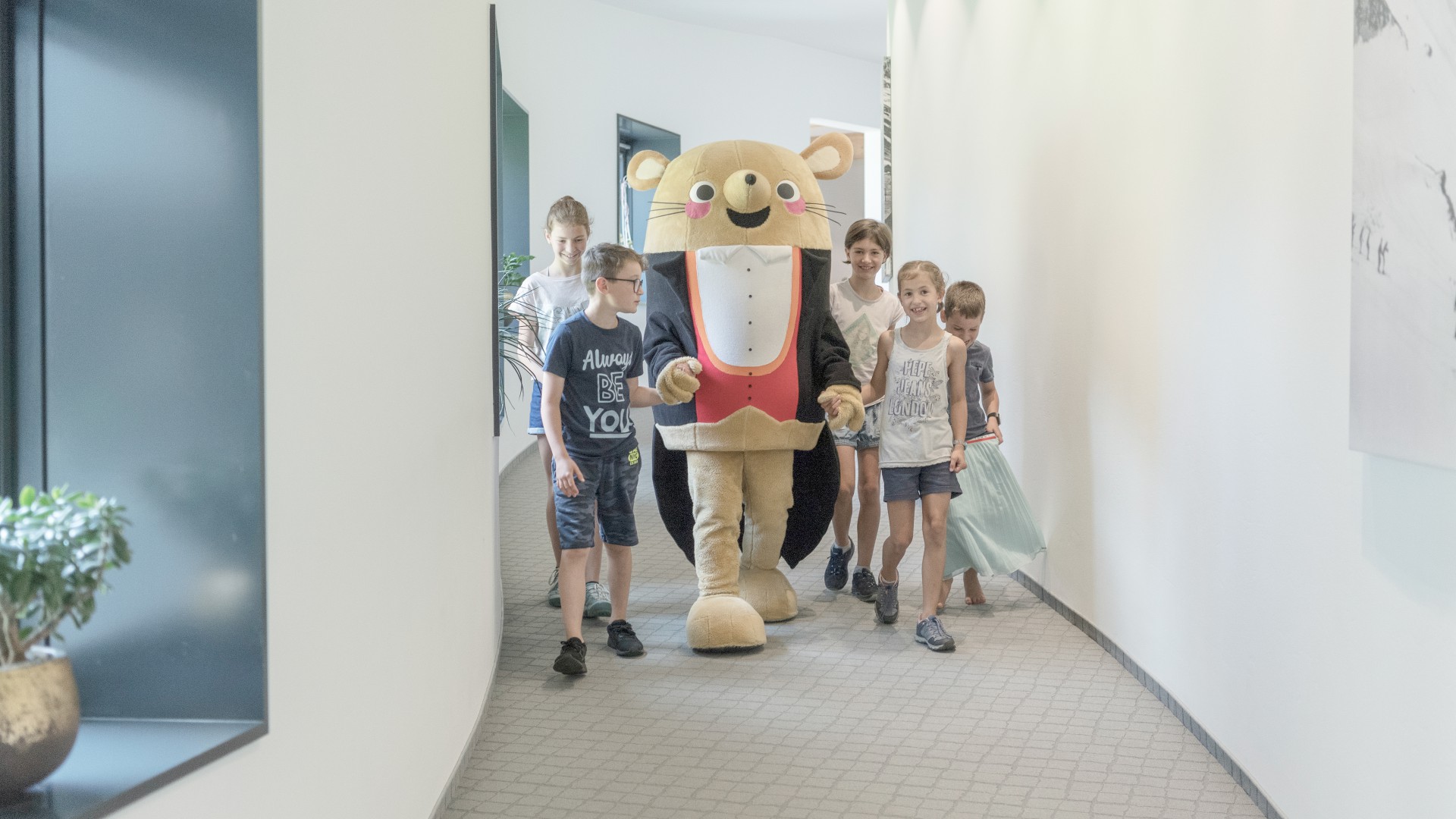 Kinder mit Herr Gorfion im Hotel