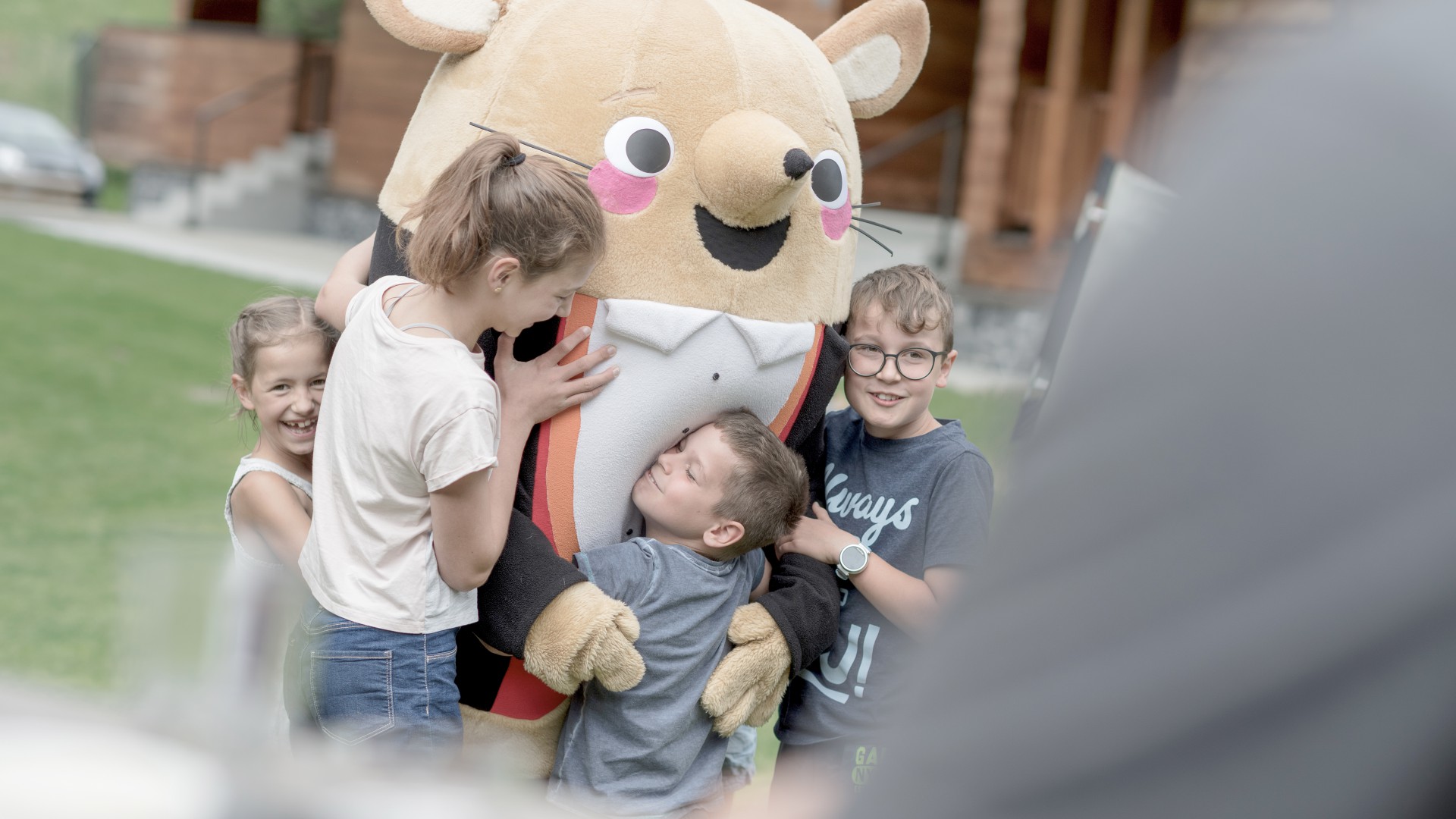 Kinder umarmen Herr Gorfion 