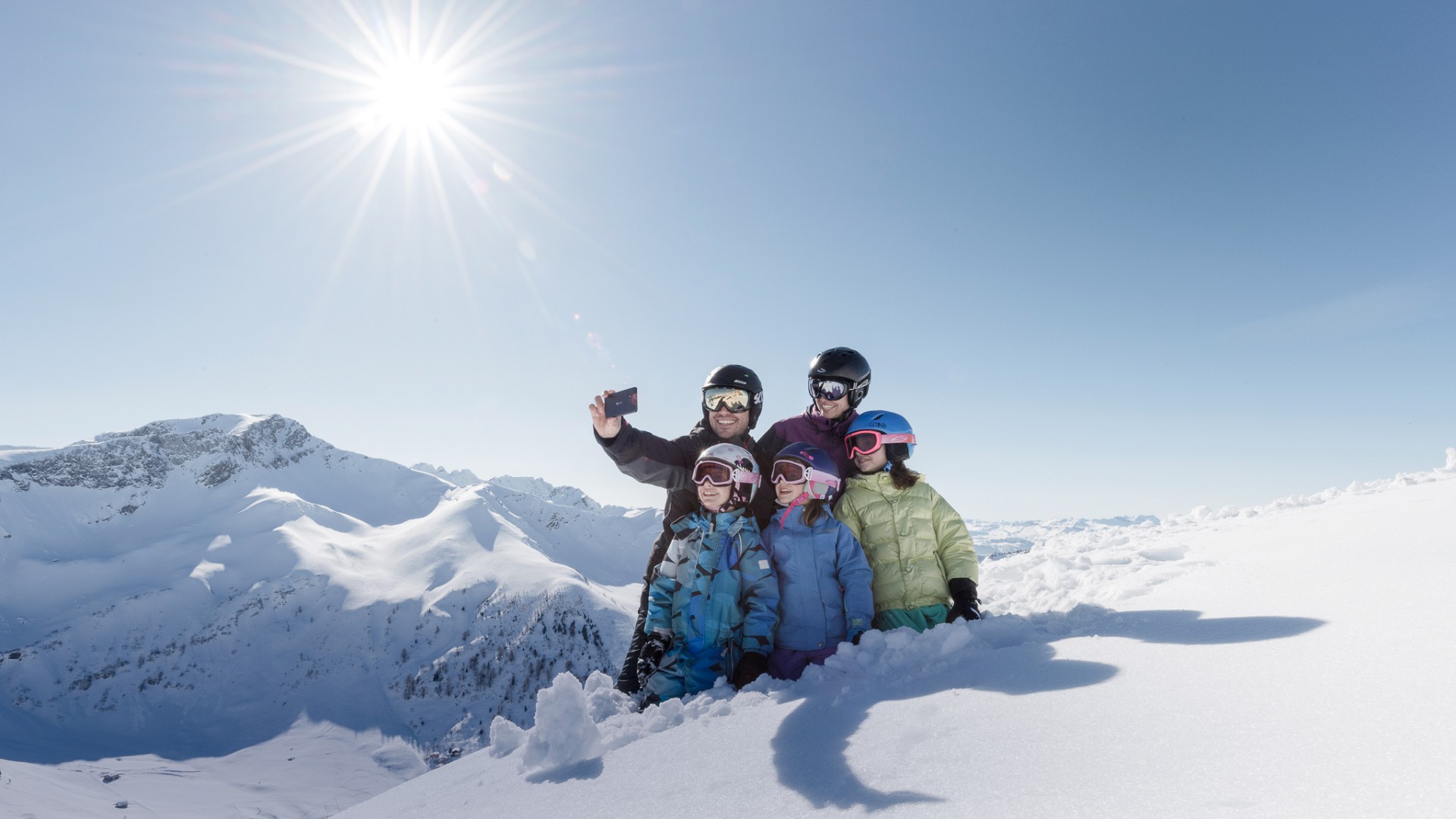 Familienfoto im Schnee Winterurlaub Liechtenstein