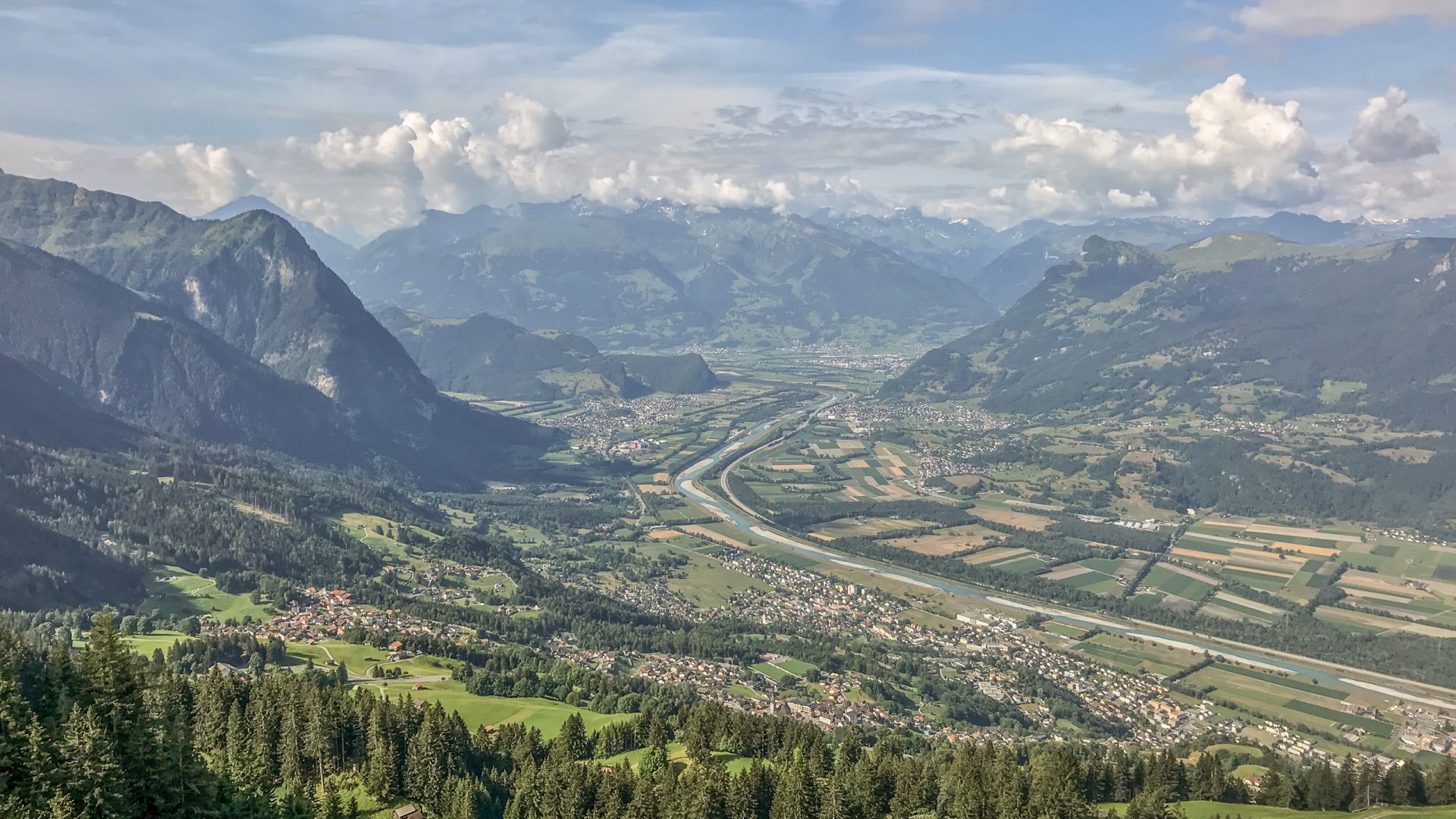 Ausblick auf das Rheintal zwischen Lichtenstein und der Schweiz