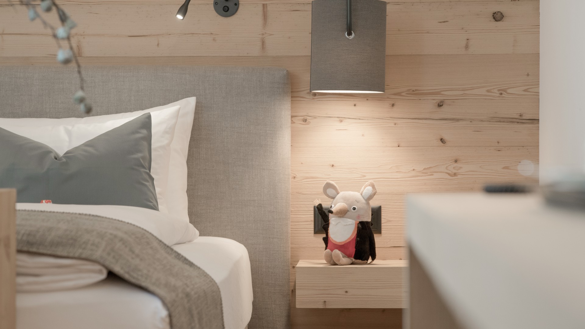 Kuscheltier Herrn Gorfion auf Nachtisch