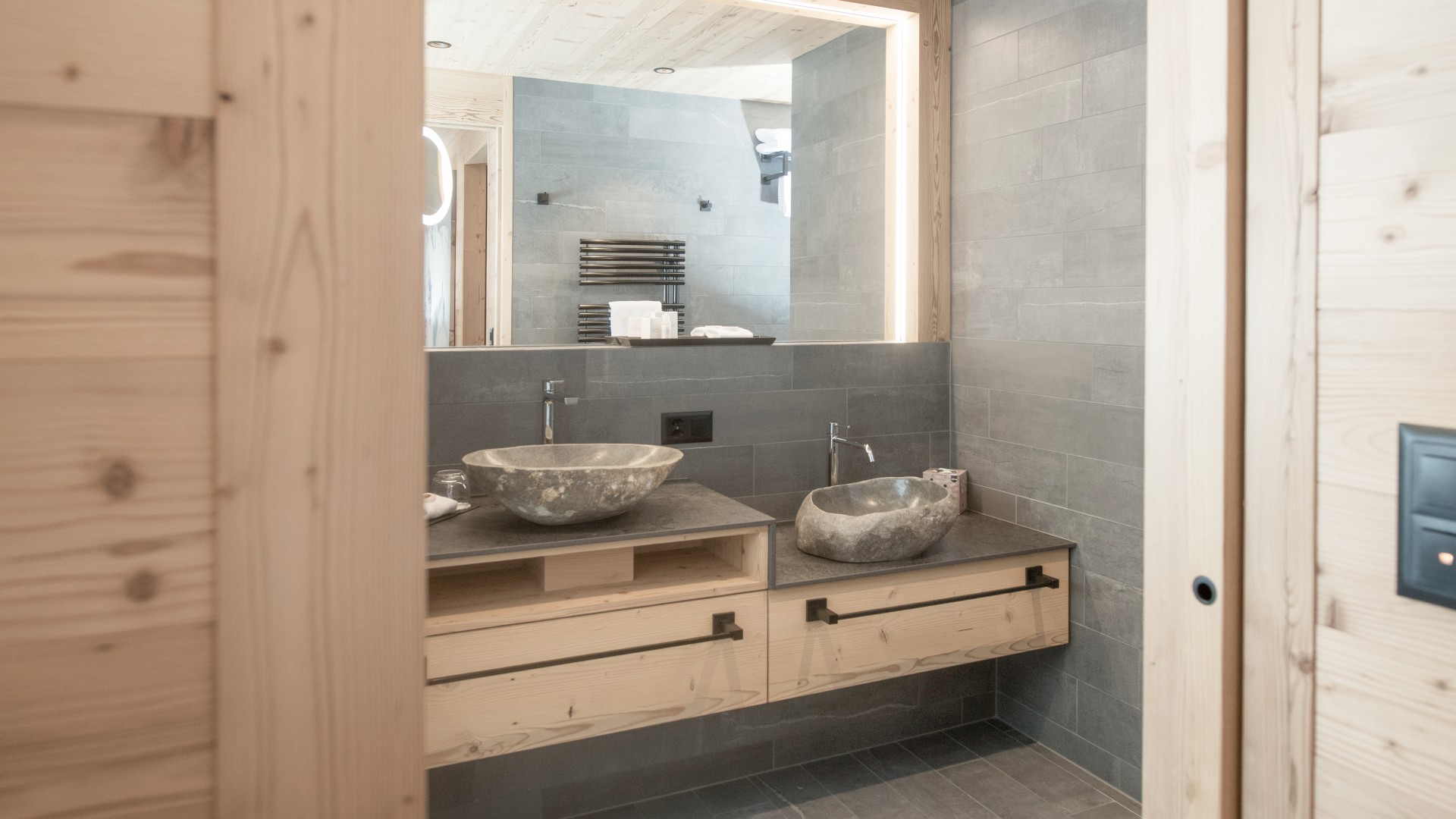 Badezimmer mit Kinderwaschtisch