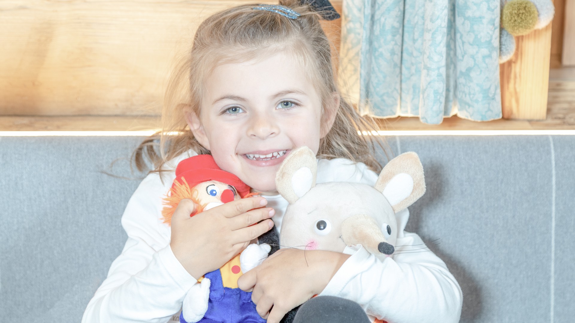 Mädchen mit Kuscheltier Herr Gorfion & Clown