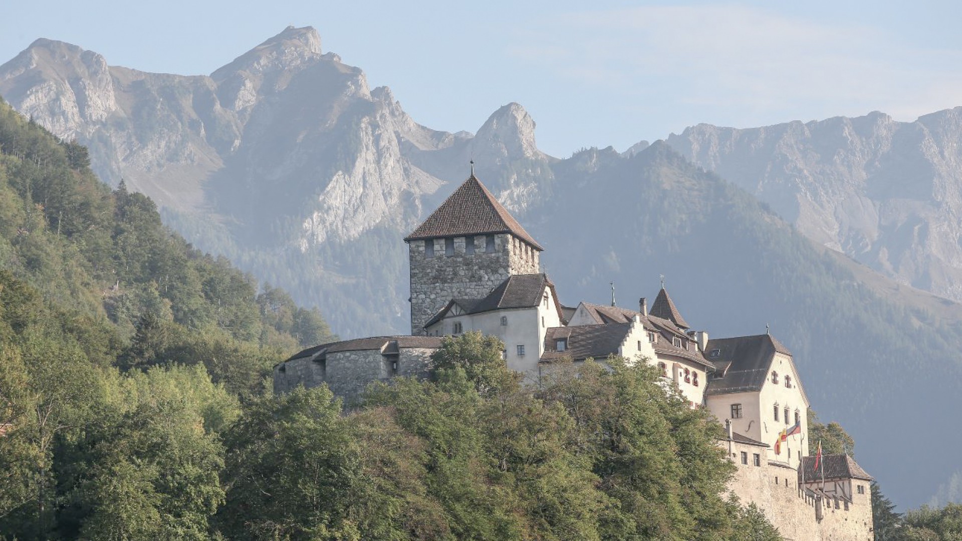 Blick auf das Schloss Vaduz und die Alpen in Liechtenstein