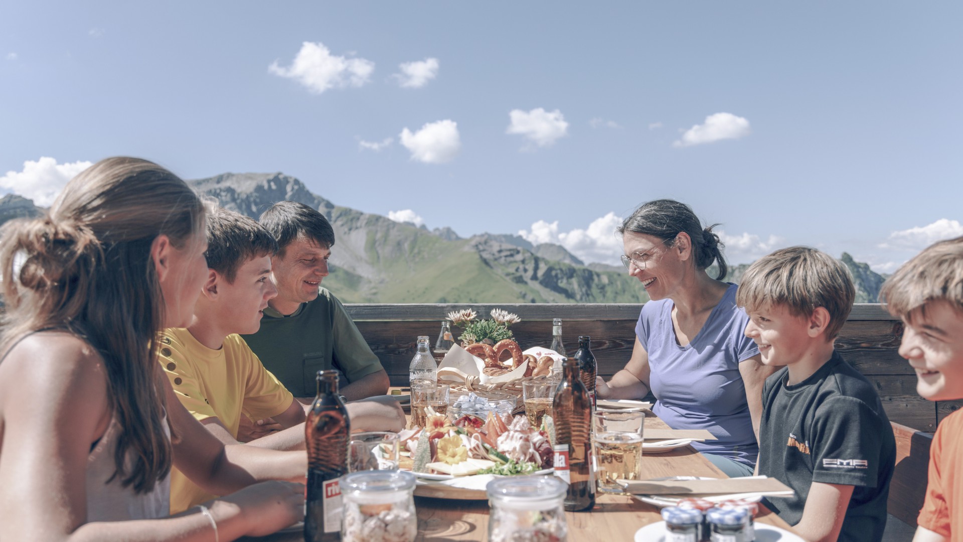 Familie beim Brunch im Bergrestaurant in Liechtenstein