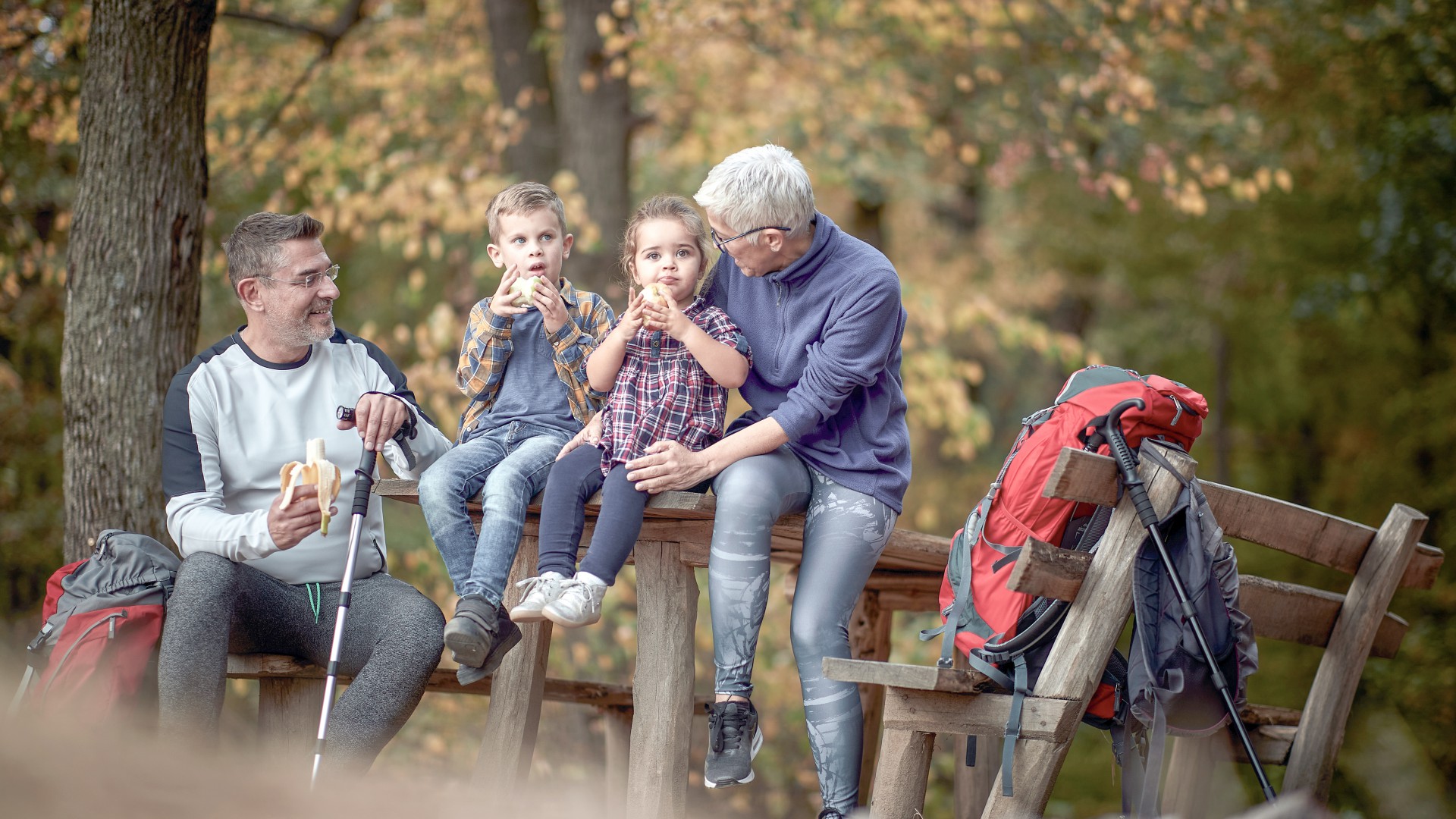 Picknick mit Großeltern beim Wandern in Liechtenstein