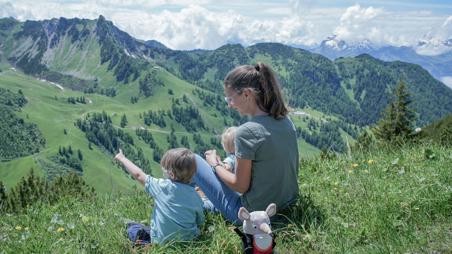 Familie genießt die Aussicht auf die Liechtensteiner Alpen